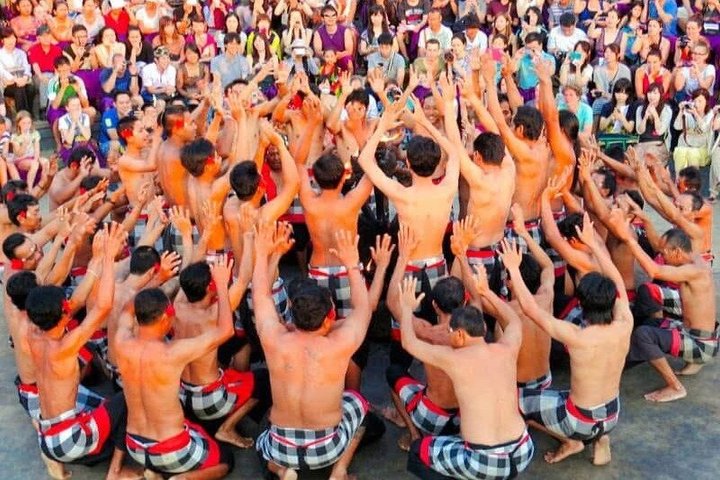 Tour serale privato del tempio di Uluwatu e della danza del fuoco di Kecak nella baia di Jimbaran