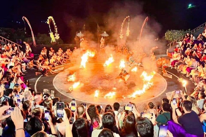 Tour serale privato del tempio di Uluwatu e della danza del fuoco di Kecak nella baia di Jimbaran