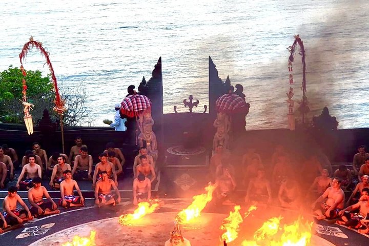 Tour serale privato del tempio di Uluwatu e della danza del fuoco di Kecak nella baia di Jimbaran