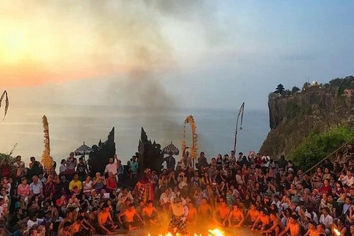 Tour serale privato del tempio di Uluwatu e della danza del fuoco di Kecak nella baia di Jimbaran