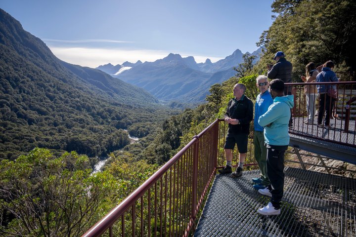 Tour di Milford Sound di un'intera giornata con crociera e passeggiate da Te Anau
