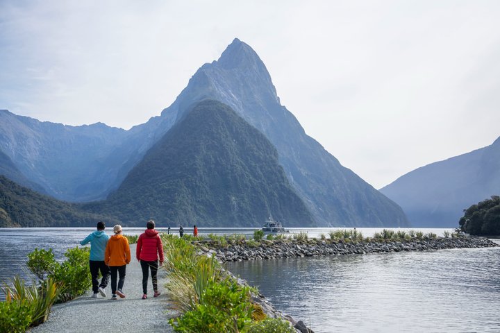 Tour di Milford Sound di un'intera giornata con crociera e passeggiate da Te Anau