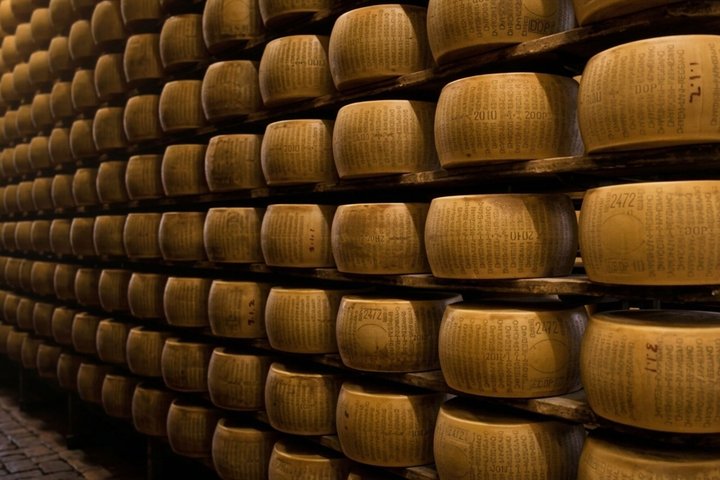 Dal latte alle ruote: tour e degustazione del parmigiano a Parma
