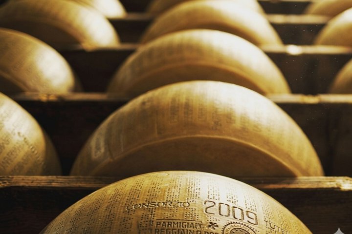 Dal latte alle ruote: tour e degustazione del parmigiano a Parma