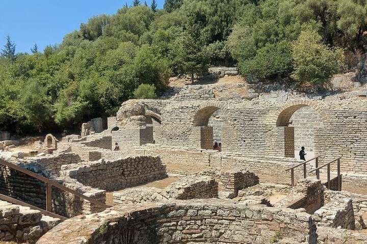 Från Sarande : Rundtur på slottet Butrint , Blue Eye och Lekursi