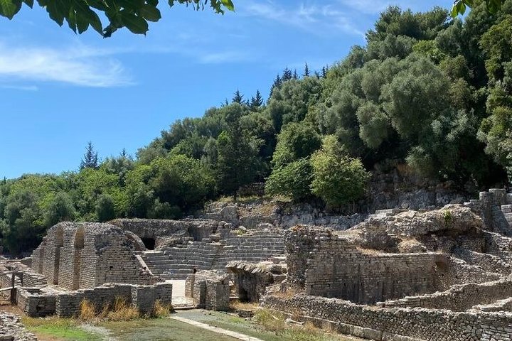 Från Sarande : Rundtur på slottet Butrint , Blue Eye och Lekursi