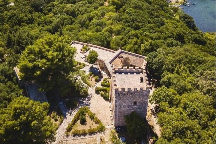 Från Sarande : Rundtur på slottet Butrint , Blue Eye och Lekursi