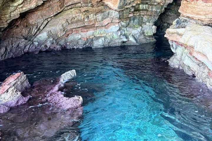 Sarandë : Excursion en bateau en petit groupe avec arrêts baignade, boissons et parasols