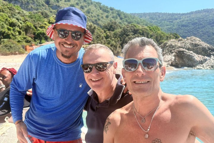 Sarandë : Excursion en bateau en petit groupe avec arrêts baignade, boissons et parasols