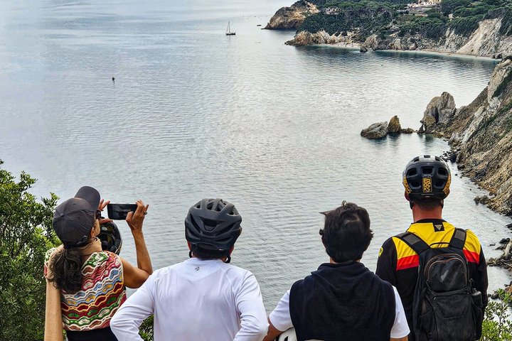 Experiência de bicicleta elétrica • Passeio por Portoferraio de bicicleta elétrica
