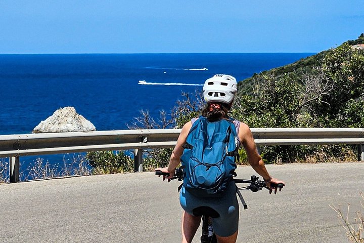 Experiência de bicicleta elétrica • Passeio por Portoferraio de bicicleta elétrica