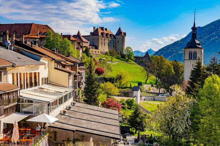 Furgoneta privada con castillo de Gruyères, queso y chocolate desde Montreux