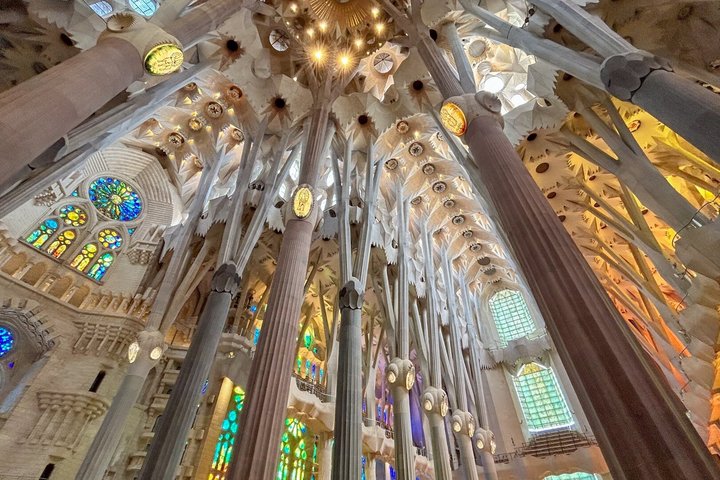 Sagrada Familia English Guided Tour and Optional Tower Access