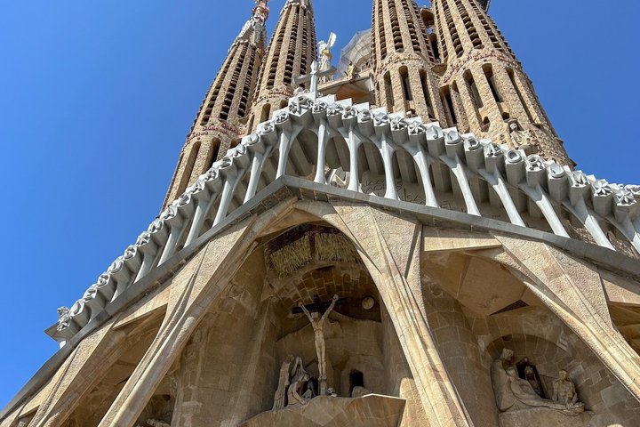 Sagrada Familia English Guided Tour and Optional Tower Access