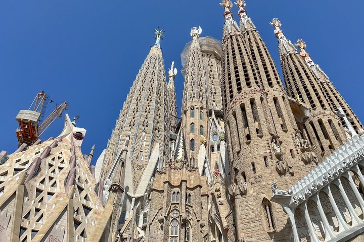 Sagrada Familia English Guided Tour and Optional Tower Access