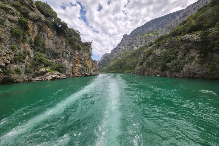 Tour en barco por el Cañón Verde con almuerzo y traslado al hotel