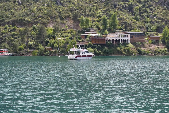 Tour en barco por el Cañón Verde con almuerzo y traslado al hotel