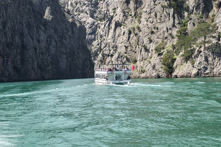 Tour en barco por el Cañón Verde con almuerzo y traslado al hotel