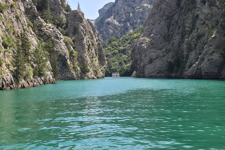 Tour en barco por el Cañón Verde con almuerzo y traslado al hotel