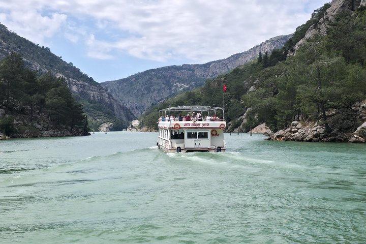 Tour en barco por el Cañón Verde con almuerzo y traslado al hotel