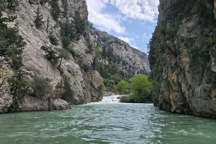 Tour en barco por el Cañón Verde con almuerzo y traslado al hotel