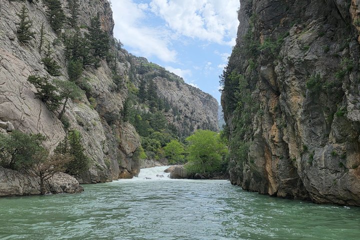 Tour en barco por el Cañón Verde con almuerzo y traslado al hotel
