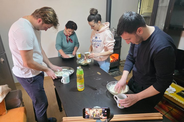 Traditionell albansk matlagningskurs i ett familjehem i Çorovodë