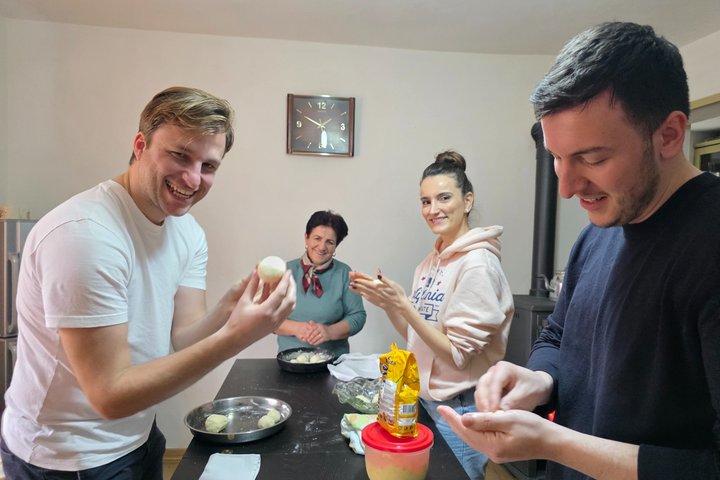 Traditionell albansk matlagningskurs i ett familjehem i Çorovodë