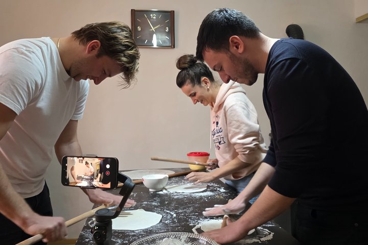 Traditionell albansk matlagningskurs i ett familjehem i Çorovodë
