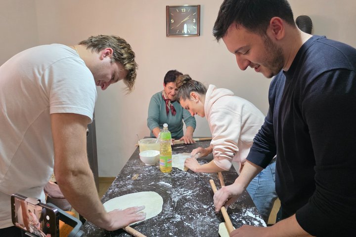 Traditionell albansk matlagningskurs i ett familjehem i Çorovodë
