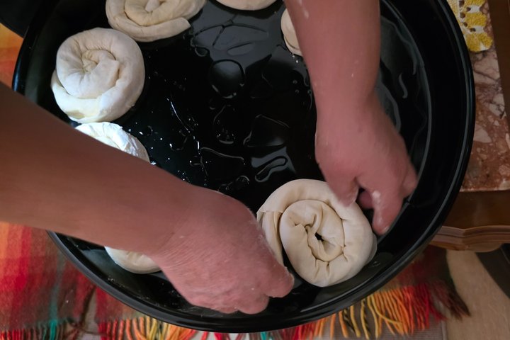 Traditionell albansk matlagningskurs i ett familjehem i Çorovodë