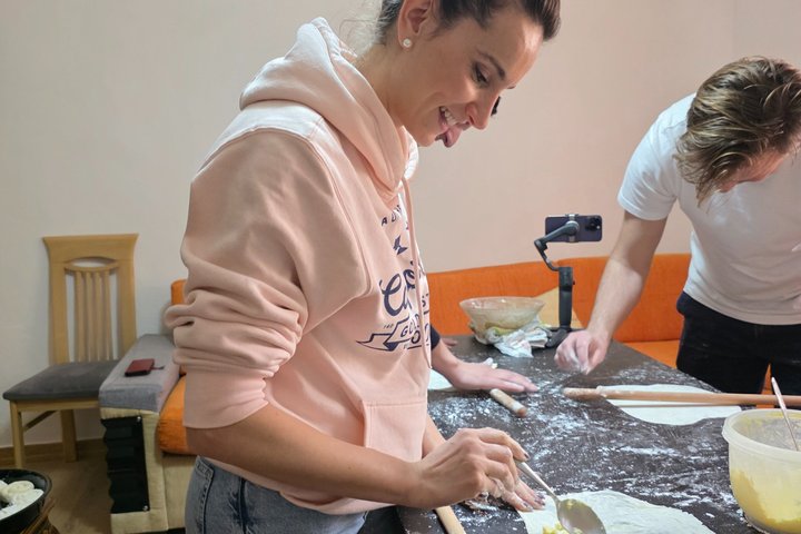 Traditionell albansk matlagningskurs i ett familjehem i Çorovodë