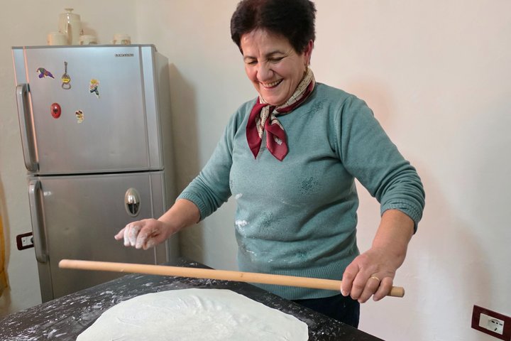 Traditionell albansk matlagningskurs i ett familjehem i Çorovodë