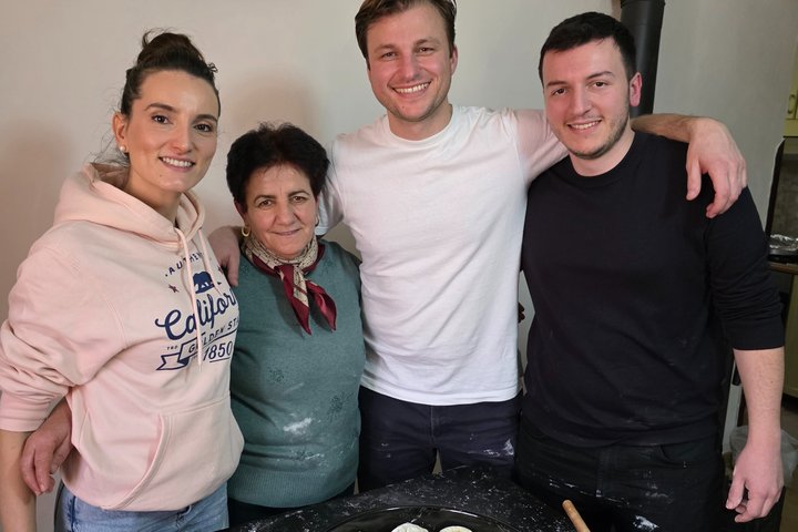 Traditionell albansk matlagningskurs i ett familjehem i Çorovodë