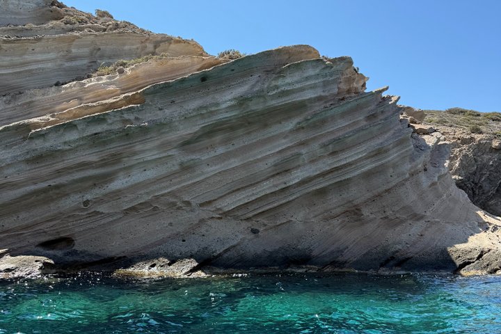 Antiparos Odyssey: Cuevas, laguna azul y encantos costeros|Excursión en barco