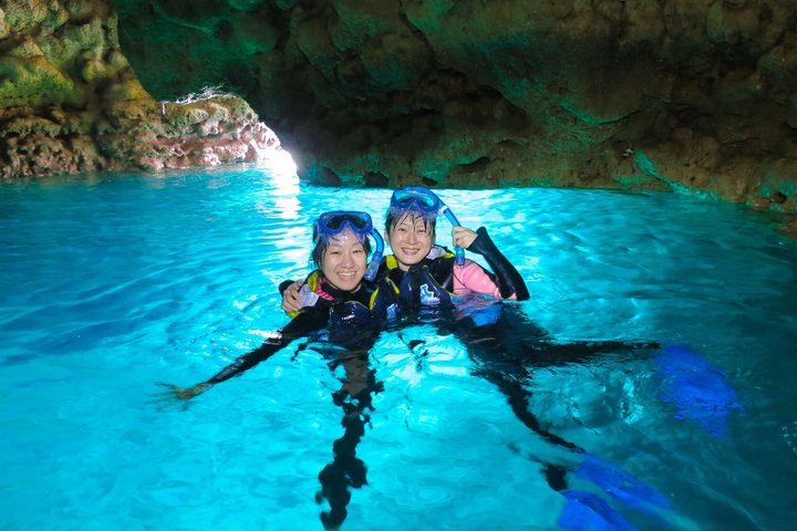 [Caverna Azul de Okinawa] Mergulho com snorkel (passeio de barco, aluguel de guia) Muito satisfeito com as amplas instalações da bela loja (serviços de fotografia e vídeo incluídos)