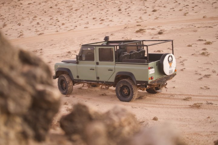 Exploración y sandboarding en las dunas blancas con un Land Rover Safari clásico.