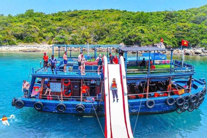 Tour de día completo de buceo con tobogán acuático
