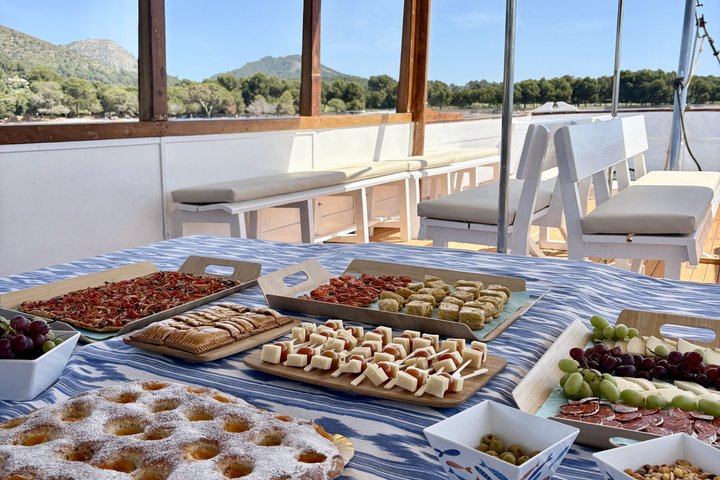 Sonnenuntergangskreuzfahrt in Alcudia mit Tapas & Schwimmen
