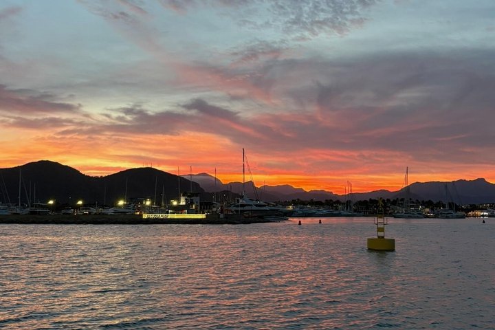 Sonnenuntergangskreuzfahrt in Alcudia mit Tapas & Schwimmen