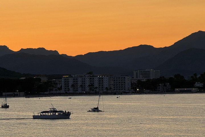Sonnenuntergangskreuzfahrt in Alcudia mit Tapas & Schwimmen
