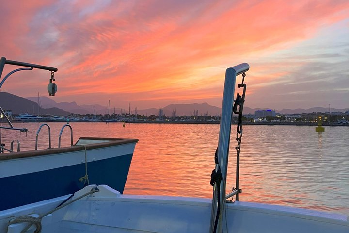 Sonnenuntergangskreuzfahrt in Alcudia mit Tapas & Schwimmen