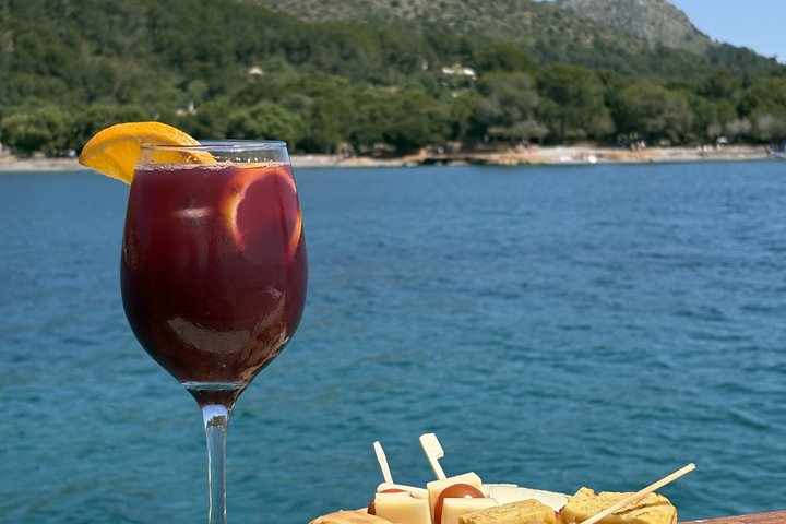 Sonnenuntergangskreuzfahrt in Alcudia mit Tapas & Schwimmen