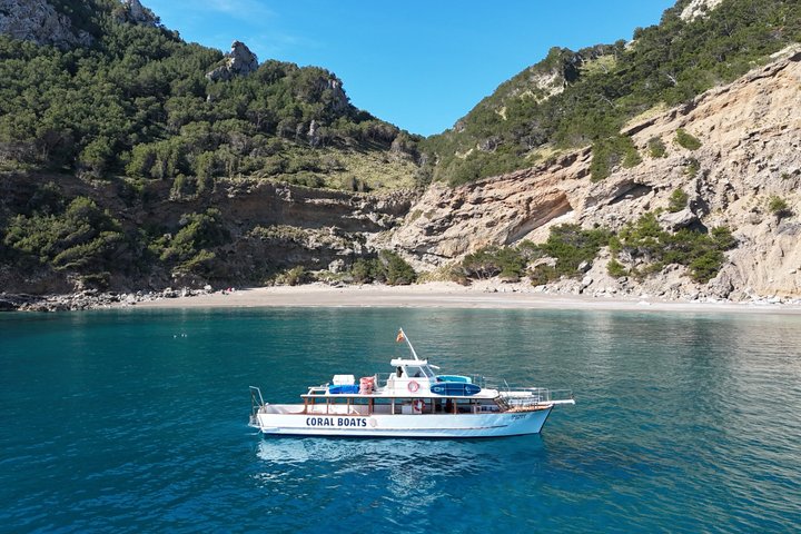 Paseo en barco por la mañana en Alcudia con parada de natación y tapas
