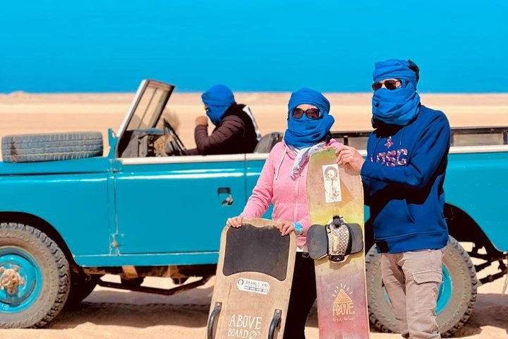 Exploración y sandboarding en las dunas blancas con un Land Rover Safari clásico.