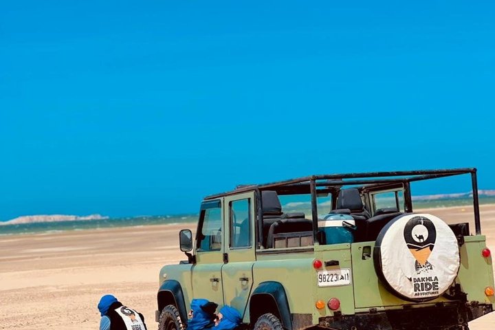 Exploración y sandboarding en las dunas blancas con un Land Rover Safari clásico.