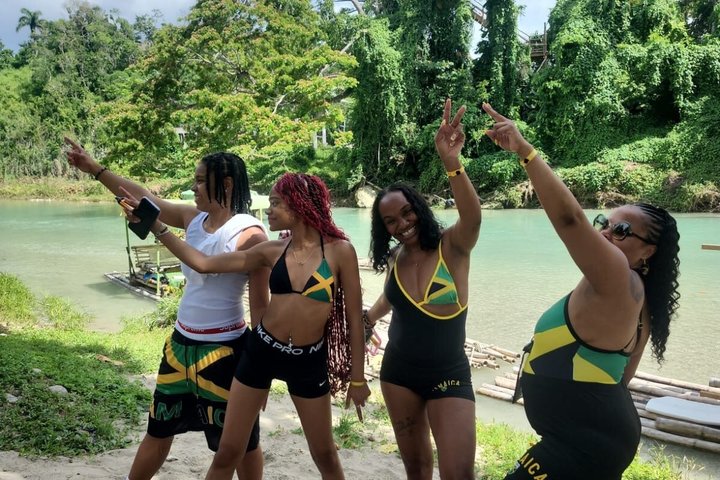 Experiencia en vehículos todo terreno, rafting en bambú y paseos a caballo en Ocho Ríos