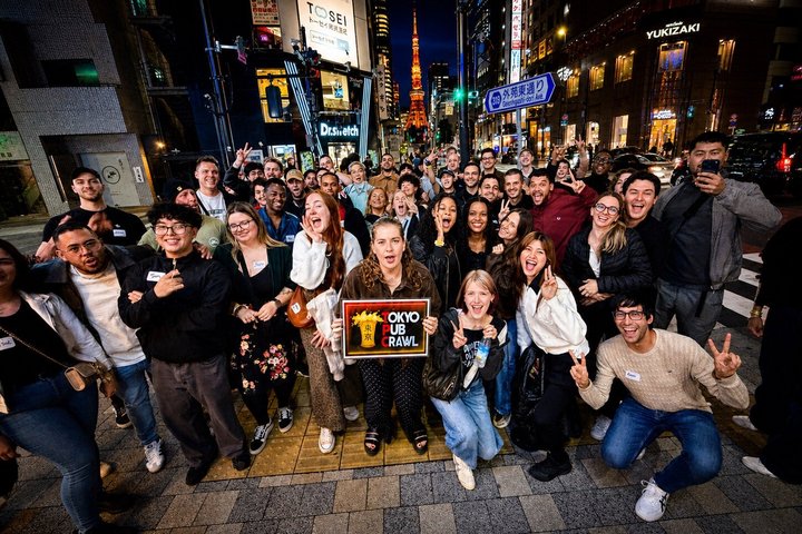 Noche de Pub Crawl en Tokio Fiesta de Vida Nocturna en Roppongi con Entrada a Club