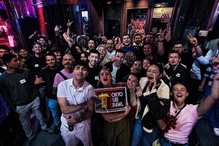 Noche de Pub Crawl en Tokio Fiesta de Vida Nocturna en Roppongi con Entrada a Club
