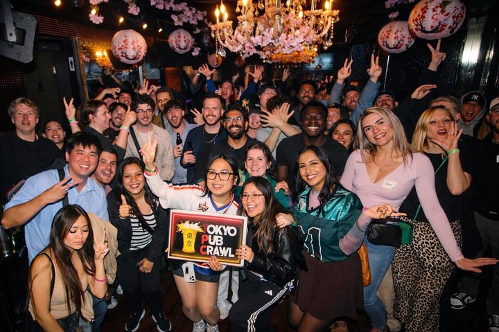 Noche de Pub Crawl en Tokio Fiesta de Vida Nocturna en Roppongi con Entrada a Club